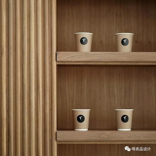 8 cafe拥有无拘无束的咖啡馆氛围,提供无印良品风格的菜单;空间里的